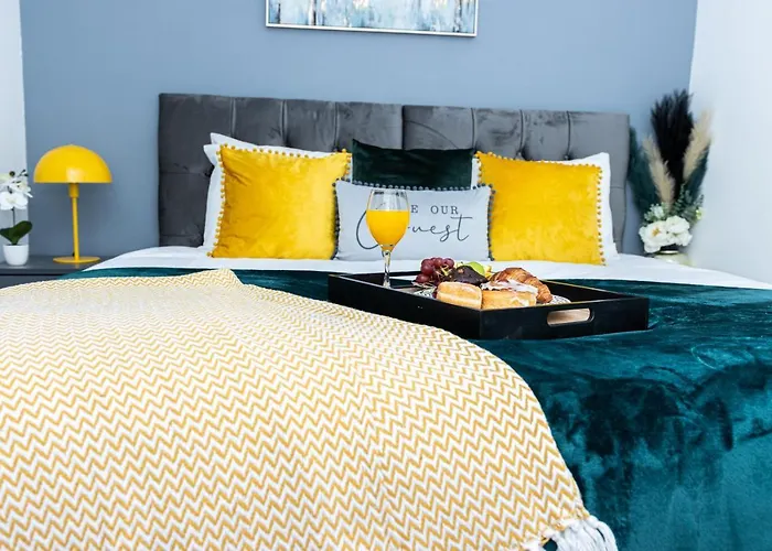 Td Carsh Wolverhampton - Luxurious 2 Bed House - Sleeps 6 - Perfect For Long And Short Stay