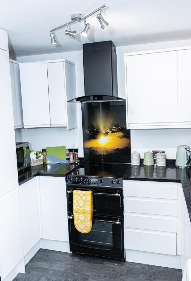 Td Carsh Wolverhampton: Spacious 2-bed House For Extended *