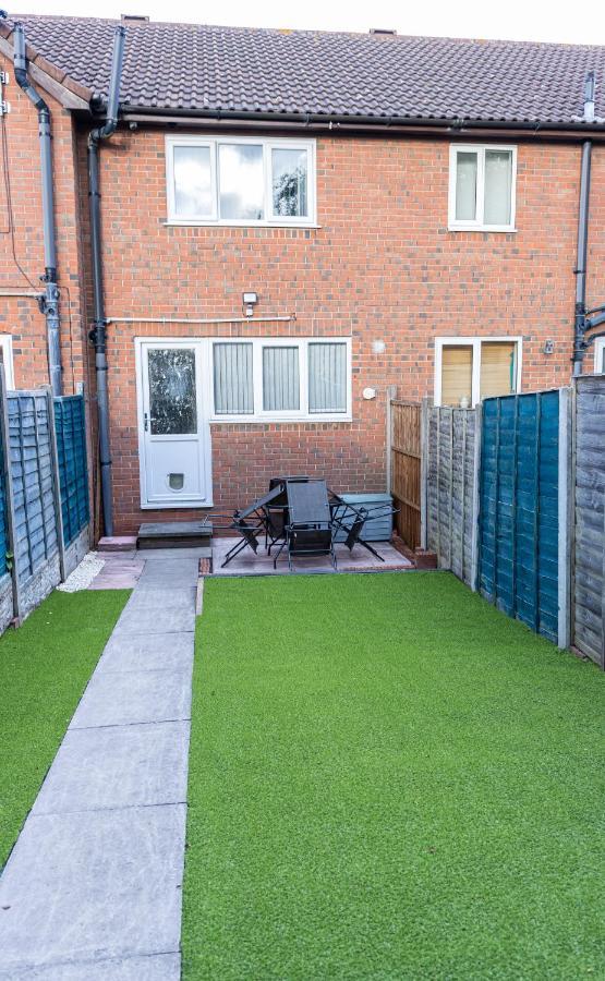 Td Carsh Wolverhampton: Spacious 2-bed House For Extended Holiday home